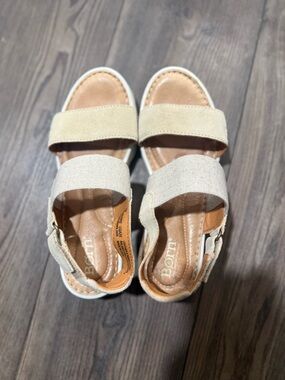 Born Sandals Womens 7 Beige Leather Comfort Platform Casual
